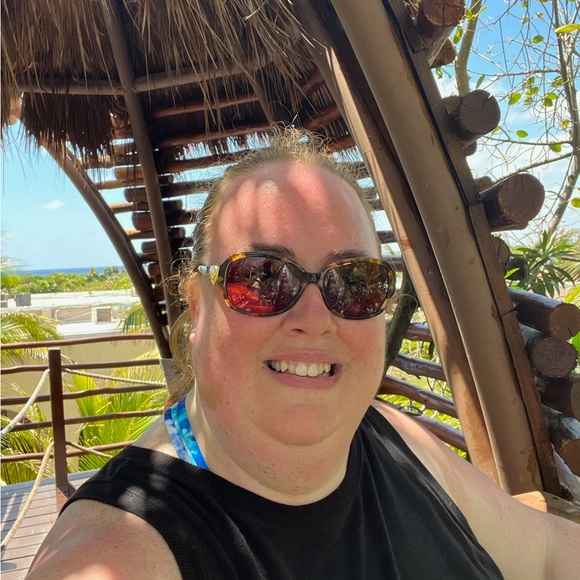 Meet your Posher, Emily - Picture 2 of 6